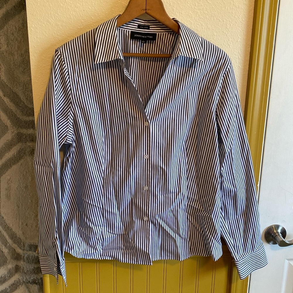 Buttons L ladies Jones New York shirt